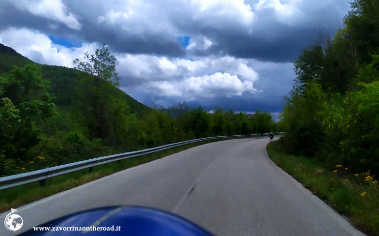 strada negli appennini lungo l'itinerario in ciociaria